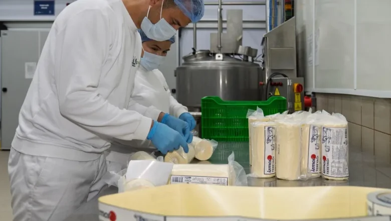 İzmir’de Süt Fabrikası’nda çarklar döndü, üreticinin yüzü güldü