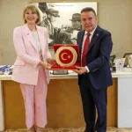 birlesik-krallik-turkiye-buyukelcisi-baskan-muhittin-boceki-ziyaret-etti-6dzPzGv1.webp