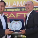 bremenden-uzanan-dost-eli-dalamana-ulasti-scCNYEAN.webp