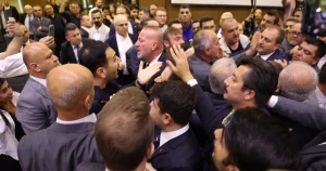 bursa-buyuksehir-meclisinde-gerginlik-baskan-bozbeyden-saldiriya-kinama-vkvBaIHe.webp