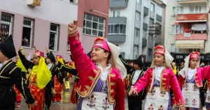 bursa-gemlikte-1470-ogrenci-sanatla-bulusuyor-c4IQRe6Z.webp