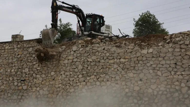 Bursa Nilüfer Dağyenice’de kaçak duvar yıkıldı