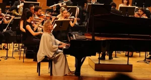 bursa-nilufer-senfoni-orkestrasi-ilk-konserinde-gulsin-onayi-agirladi-eaNPaSZR.webp