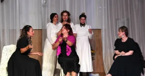 bursada-osmangazili-kadinlar-kozalar-oyunu-ile-izleyici-karsisinda-rVRUaS8B.webp