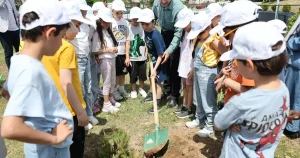 cayirovali-ogrenciler-birlikte-fidan-dikti-QilNDJfB.webp