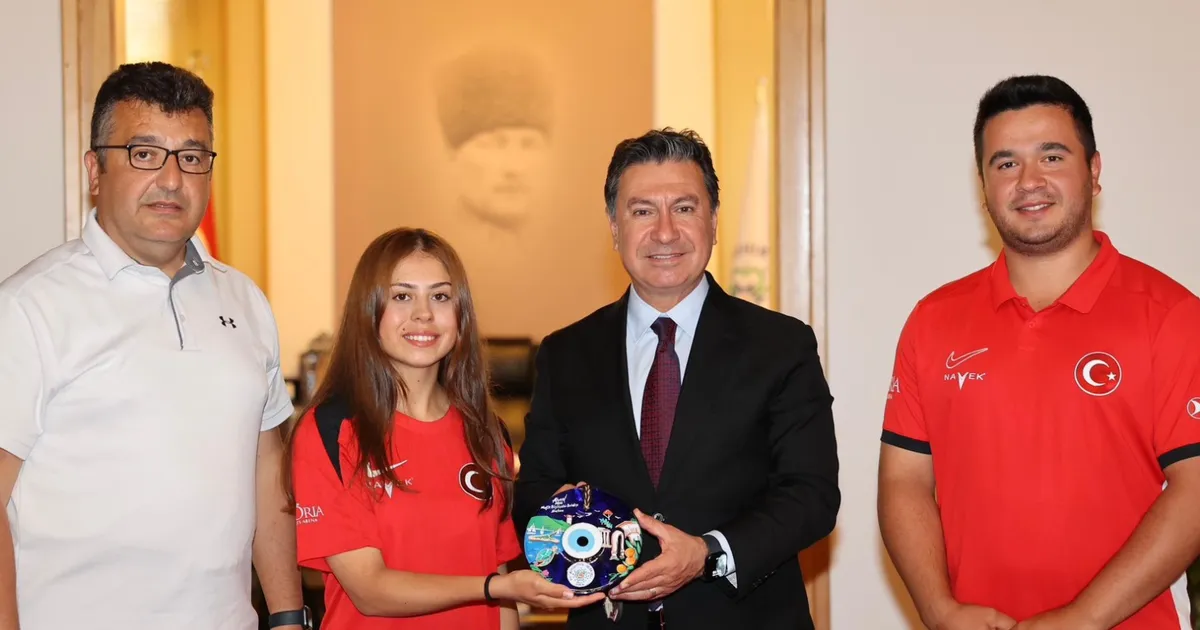 dunya-rekoru-kiran-okculardan-baskan-arasa-ziyaret-z69TGjsh.webp