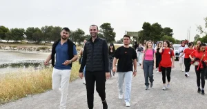 izmir-ciglide-genclik-ataturk-icin-yurudu-RFcCp6OJ.webp