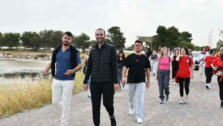 İzmir Çiğli’de gençlik Atatürk için yürüdü