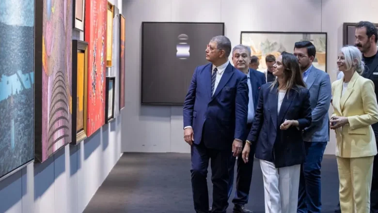 İzmir Sanat ve Antika Fuarı kapılarını açtı