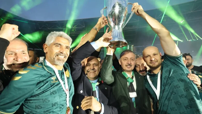 Kocaeli şampiyonluk kupasını kaldırdı!