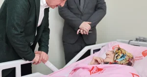 kocaelide-baskan-buyukakin-anneler-gununde-sehit-ailesi-ve-huzurevine-gitti-qG2GeEqD.webp