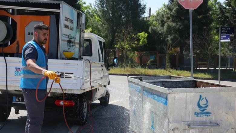 Kocaeli’de çöp konteynerleri yerinde yıkanıyor