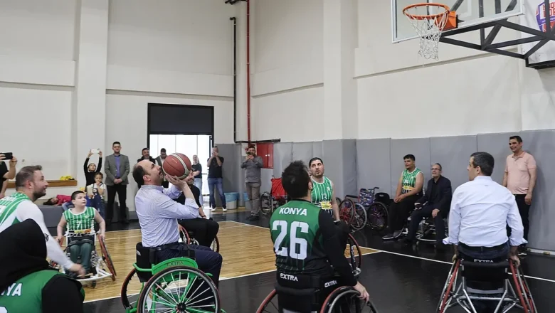 Konya’da tekerlekli sandalyede pota heyecanı