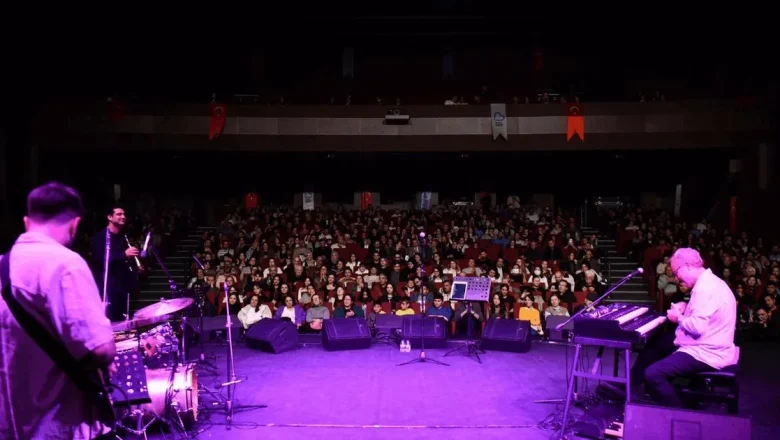 Sanatseverlerden caz konserine tam not