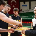 sari-kirmizili-ekip-sampiyonluk-macina-bornovada-cikiyor-CIMxdFGI.webp