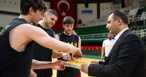 sari-kirmizili-ekip-sampiyonluk-macina-bornovada-cikiyor-CIMxdFGI.webp