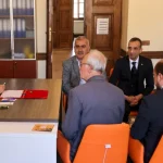 vali-aygol-acik-kapida-bileciklilerle-bulustu-ApgiQFOg.webp