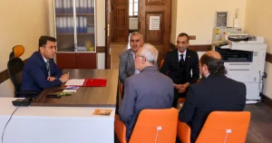 vali-aygol-acik-kapida-bileciklilerle-bulustu-ApgiQFOg.webp