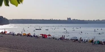 Antalya'da sıcaktan bunalanlar o plaja akın etti!